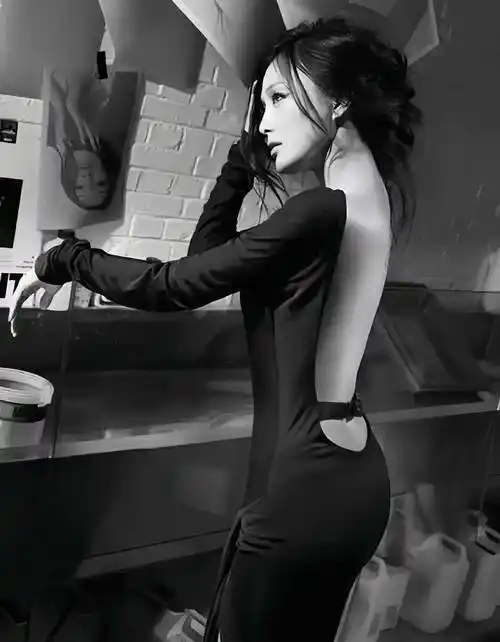 秦岚《男人装》封面大片,红暗房里的玻璃女人_魅力_形象_机会