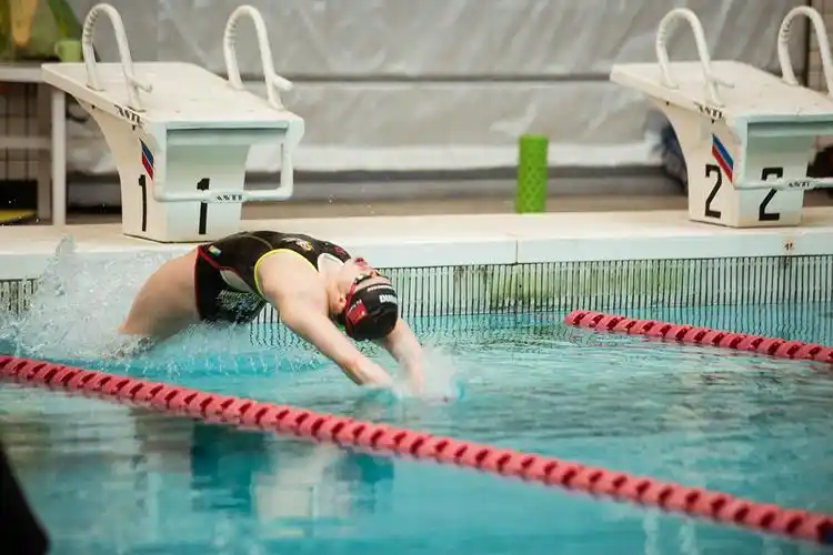 照片中,傅园慧在游泳馆和健身房进行日常训练,手臂肌肉结实,伤痕却