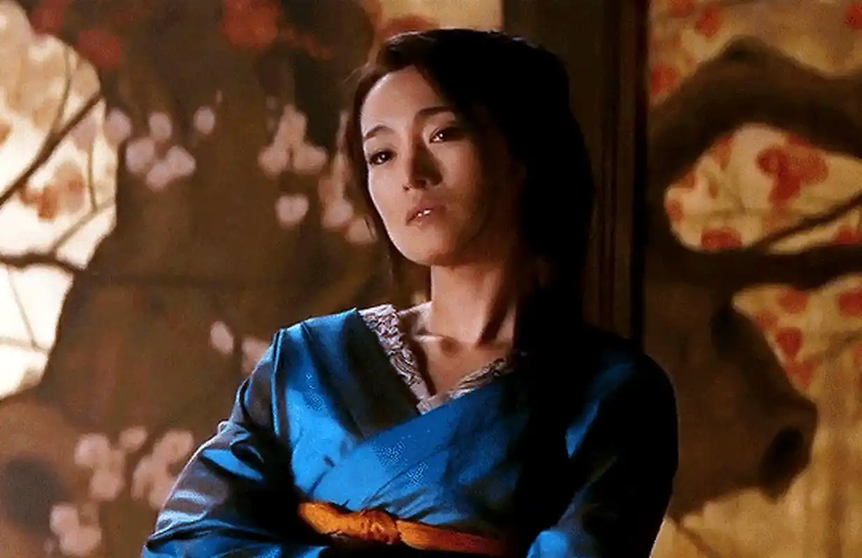 电影《艺伎回忆录》里的巩俐,虽然她此时已经40岁,但演出了一个当红