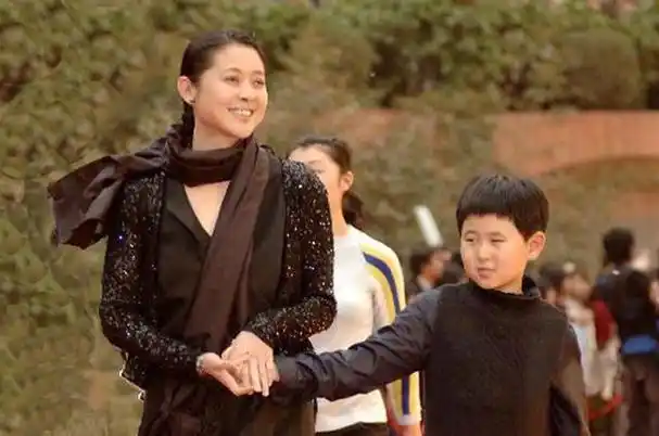 倪萍带儿子漫长的15年求医路,泪光映照白发母亲的慈爱