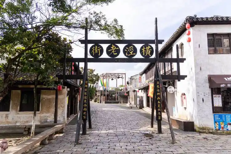 枕水而建的横泾老街虽然不长,却布满了各式特色小店和染坊,戏台,石