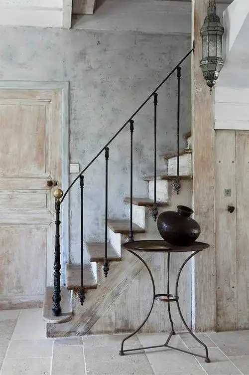 瞬间给整个空间增添了现代感和时尚性,此外金属材质的楼梯扶手经久