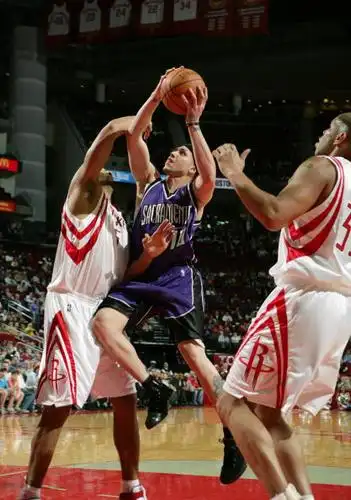 火箭队的霍华德得到24分和15个篮板,国王队毕比得到19分和8次助攻