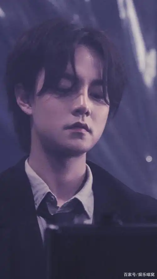 谁还记得尹正颜值巅峰的样子,完全记不得了啊,一闭上眼睛就是猛往嘴里