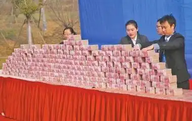 记者王亚鸽摄影本报讯 近4米长的桌子上摆近1米高的人民币是多少钱?