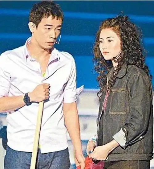 陈小春和张柏芝同游曼谷,张柏芝穿着比基尼说:我给你涂防晒油