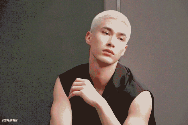 米卡金发寸头造型