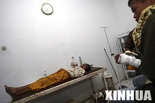 印尼海啸已有306人遇难 临时停尸房内尸体成堆