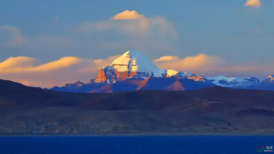 晚霞下的神山冈仁波齐