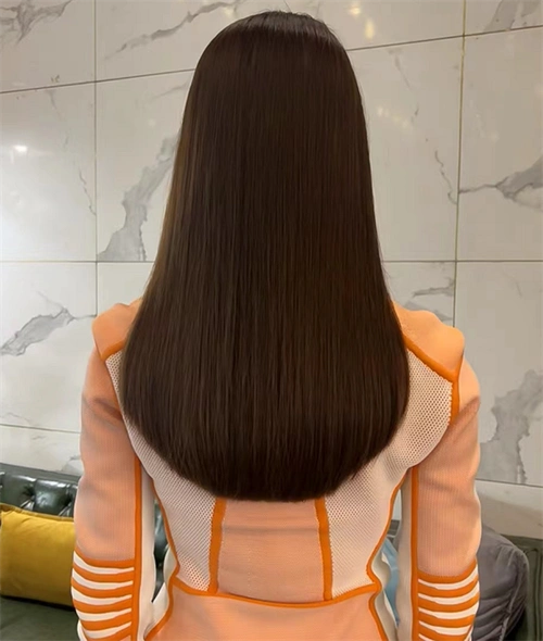 发尾剪裁v字弧度,低调内敛吸睛,不擅长打理的可以看看.