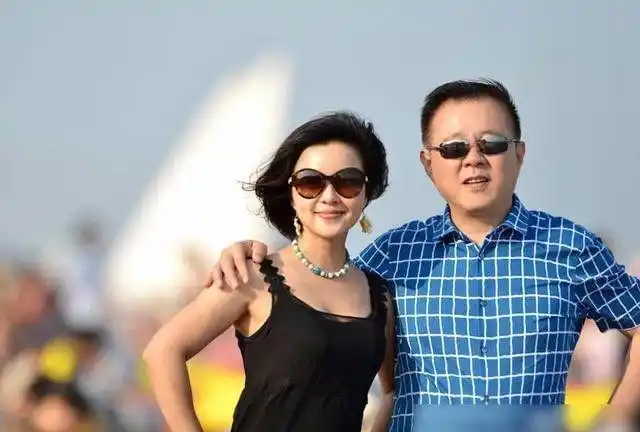 如今生活富足,和丈夫的婚姻生活也很美满.