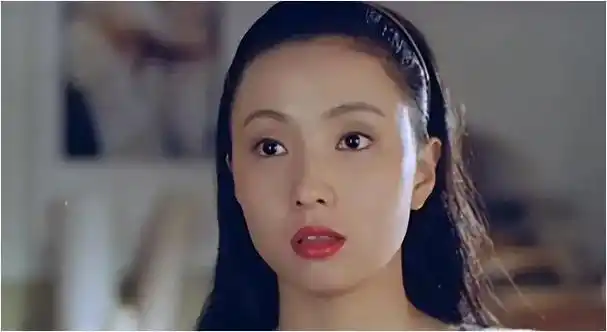 翌年,她以出色的成绩从中央戏剧学院毕业,正式踏入了演艺圈.