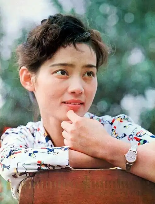 回顾影后潘虹32岁离婚至今没有再婚享受一个人的生活