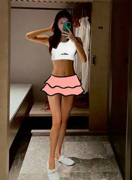 超模何穗自曝成功美黑酒店内晒涂鸦泳装照长腿吸睛曾白到发光