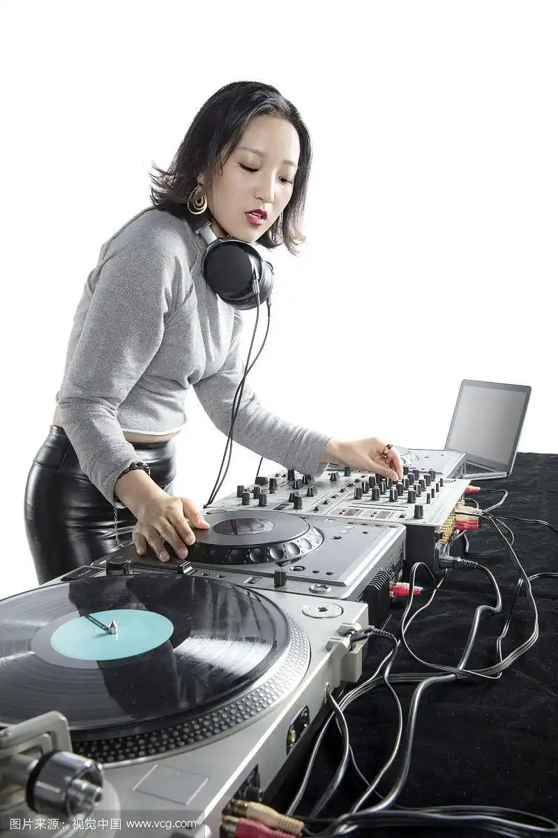 打碟的年轻女dj