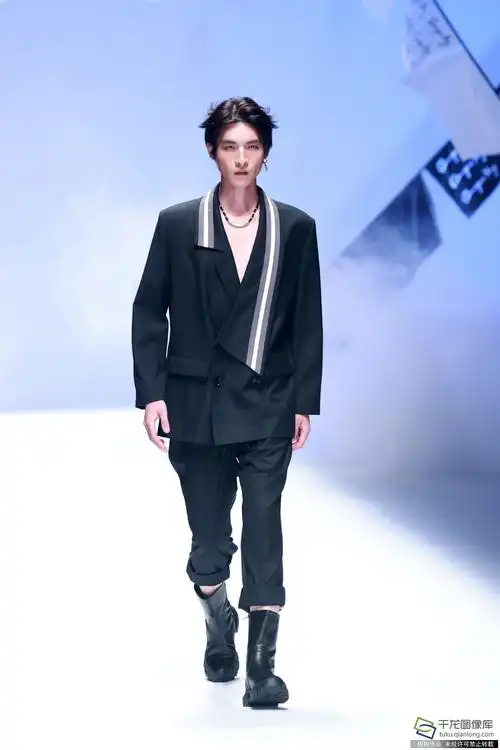 图为模特展示设计师杨紫琪的时装作品.千龙网记者 陈健男摄