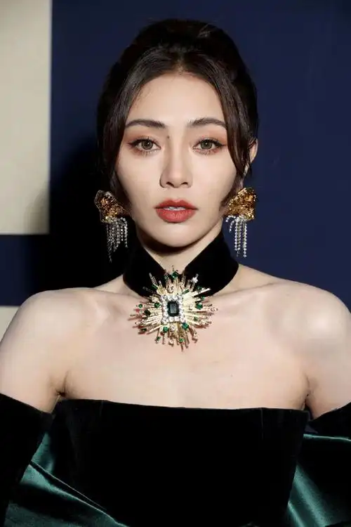 外国摄影师镜头下的谢可寅##谢可寅巴黎时装周生图