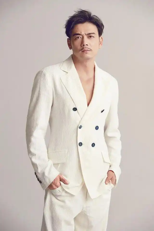 小包总杨烁写真上演"西装杀" 酒窝深情微笑是标配