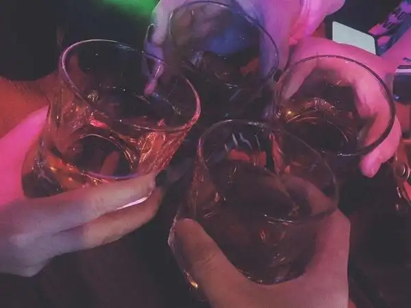 uus分享一下你们出去跟朋友喝酒干杯拍的照片好咩我需要治愈0707