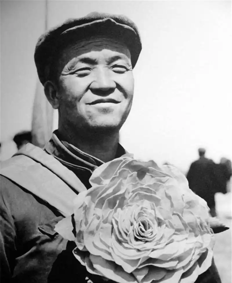 老照片:1959年,王进喜在大庆油田