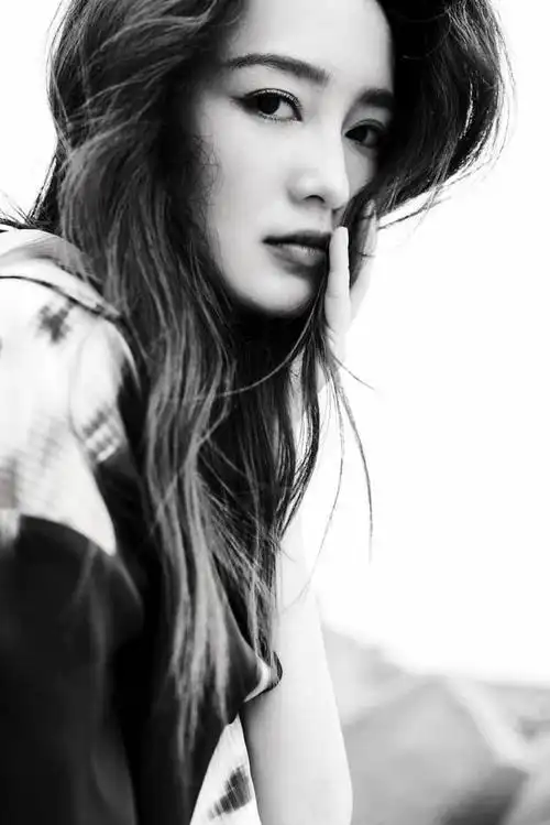 李沁长发飘拂香肩微露眼神妩媚侧颜线条超精致