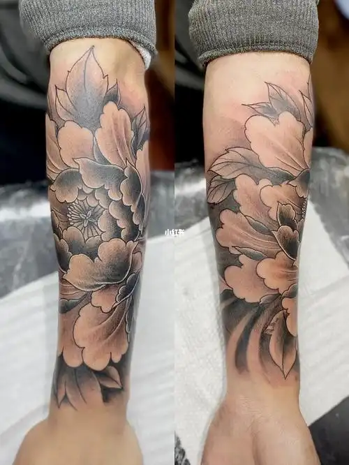 包小臂牡丹花纹身