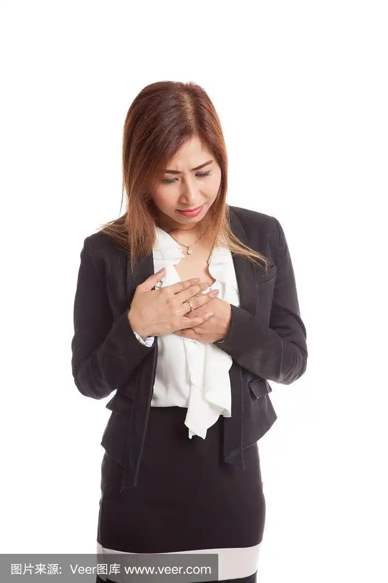 一个年轻的亚洲女人胸口痛
