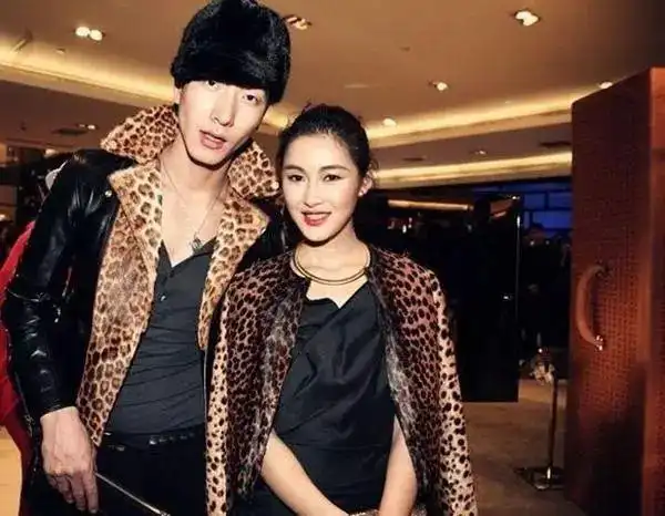 张亮火了,他的老婆寇静也被大家扒了出来,大伙戏称她是"拯救了银河系