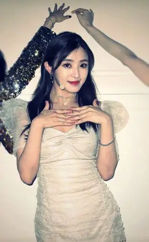 在舞台表演上,张含韵身穿裸粉色一字肩礼服裙,显得端庄稳重,温柔优雅