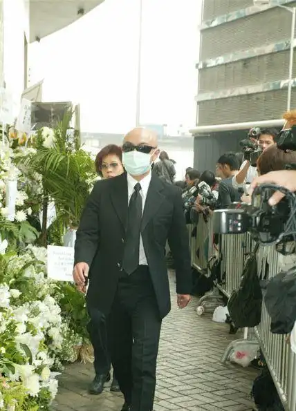 直击张国荣葬礼上百大牌明星前来祭奠她却哭的最让人心疼