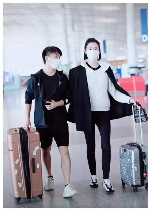 奚梦瑶何猷君现身机场,同框身高对比尴尬,全程目光无交流太生分|何猷