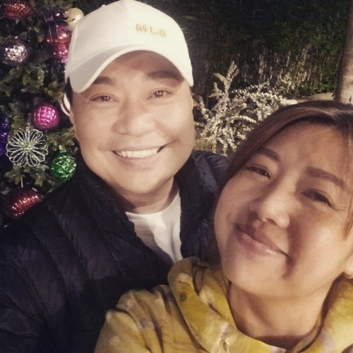 曾被误认是一对梅小惠与阮兆祥相聚开心合影是彼此的阳光