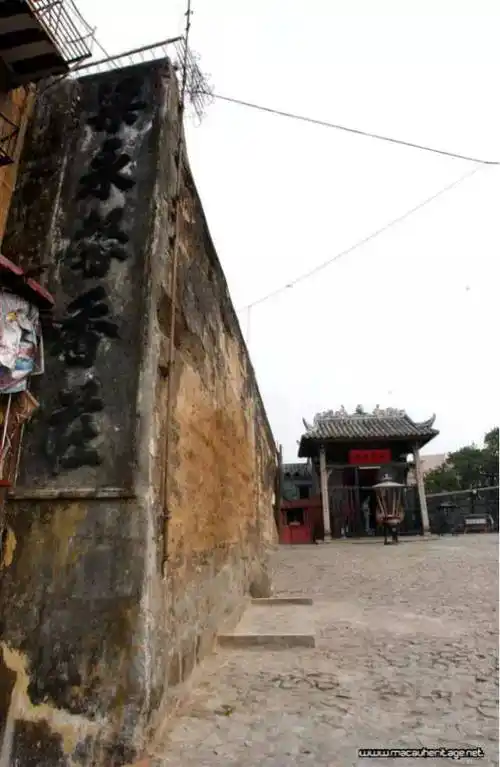 现存的旧城墙遗址,正是当时所建的一部分.