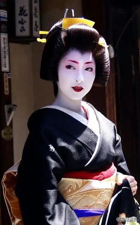 日本艺伎geisha产生于17世纪的东京和大阪最初的艺伎全部是男性而游走
