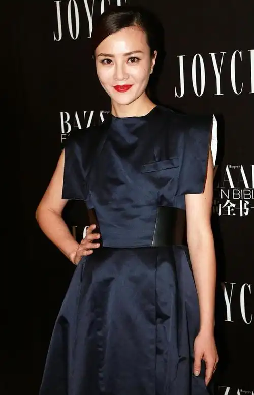 刘孜的低奢太高级,藏青长裙直角肩真飒,一点红唇数不尽女人风情|衣品|