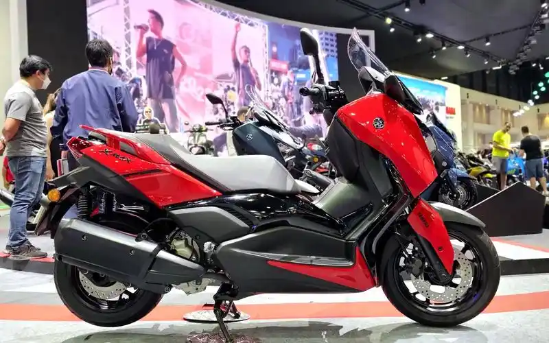 2023款yamaha xmax 300红色车展实拍,实车更好看!
