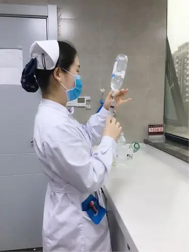 盖星星护士在为患者配药,严格遵守查对制度及无菌原则