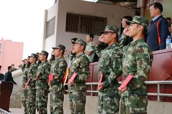 学校还向武警昆明消防指挥学校教官代表颁发军训工