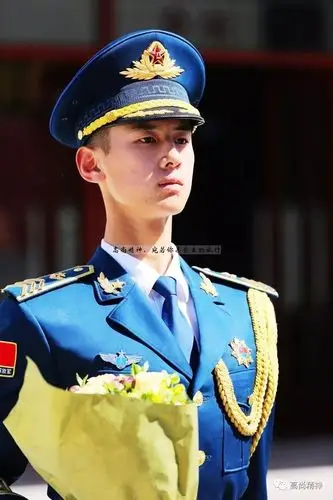 看过捷克总统府的卫兵换岗就愈发懂得咱们仪仗队的帅