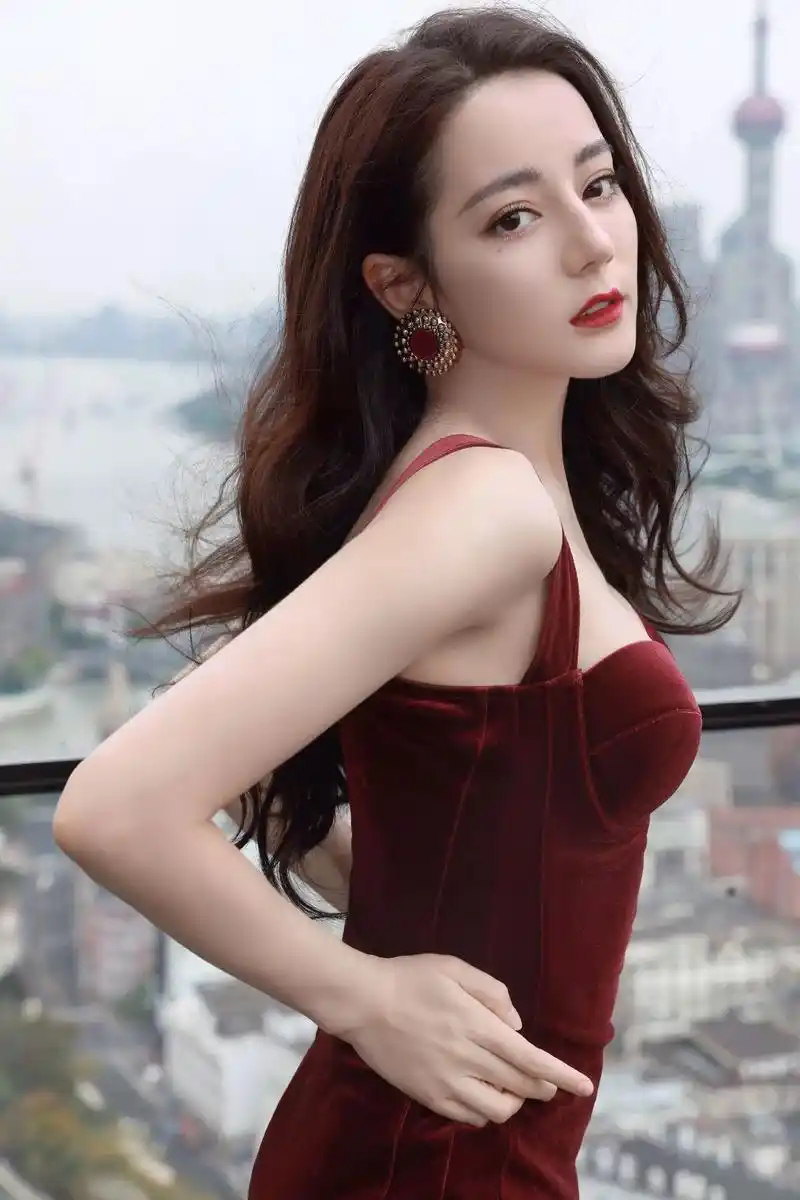 迪丽热巴 1992年出生于乌鲁木齐 身高168cm,体重47 - 抖音