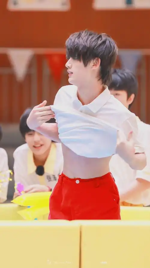 丁程鑫的腹肌是不是没了