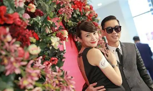 黄伊汶的演员道路并不顺利,反而在拍戏时她认识了翻版李小龙一陈国坤