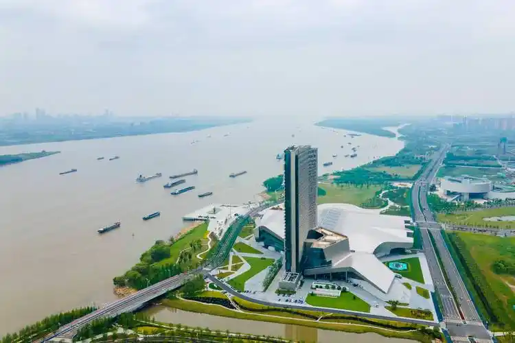 南京江北新区滨江步道,扬子江风光旖旎,核心区地标建筑古今交融_浦口_