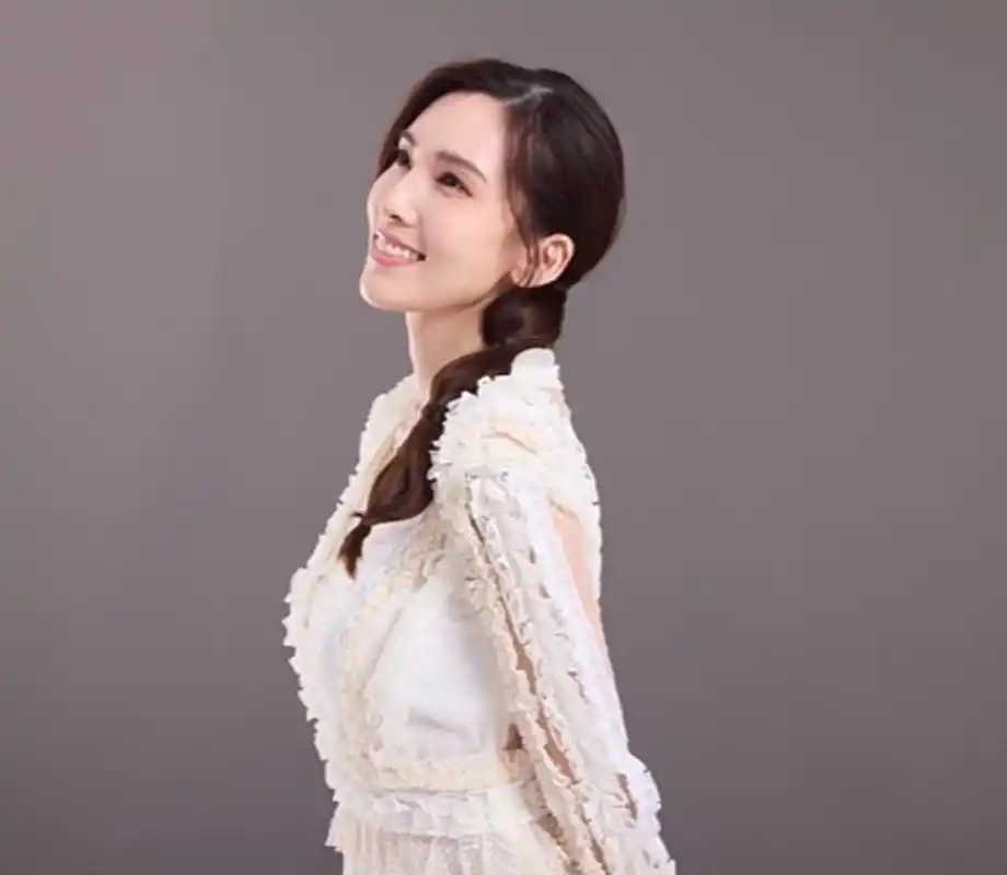 林志颖老婆分享个人大片,陈若仪侧脸比较好看,鼻子立体显气质,她的