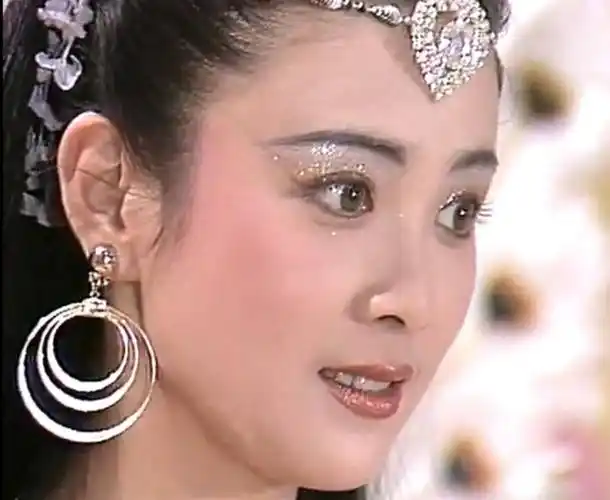 旧版妲已的饰演者是傅艺伟,2019年早已五十岁了.