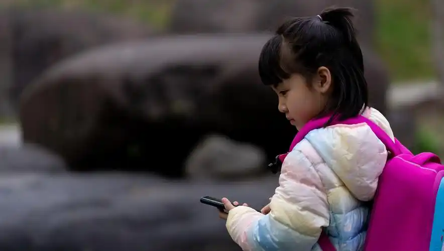 背书包的小女孩