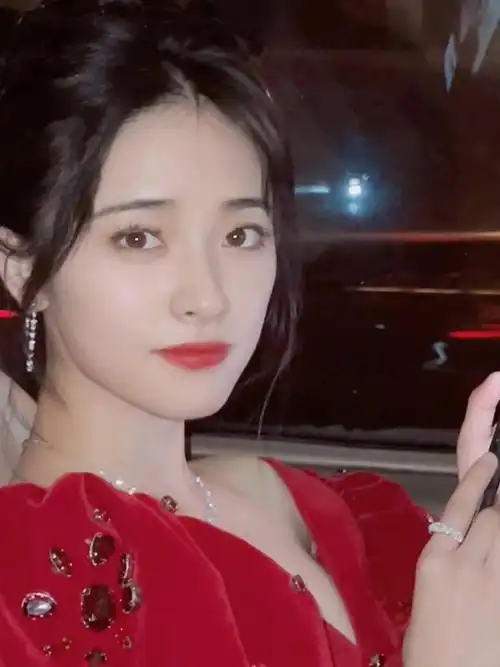 沈月的红裙造型