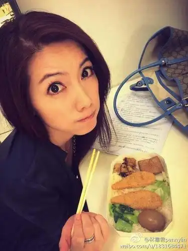 如今微博粉丝有8万多,而林韦君也经常会在微博上晒出各种自拍照和生活