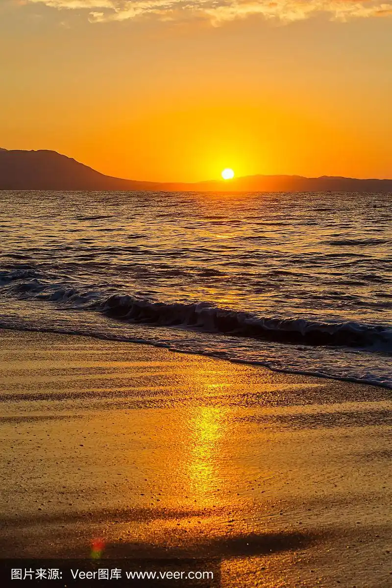 清晨,壮观的日出越过大海和高山.摄于希腊阿斯普罗瓦尔塔.