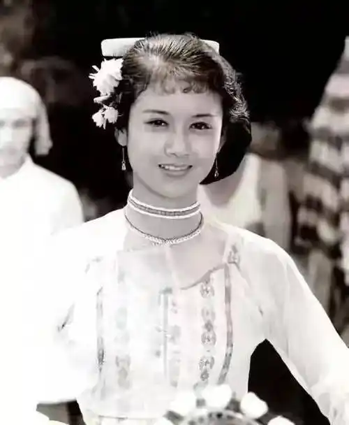 杨丽萍:20年不吃米饭,抽肋骨为了瘦腰,6厘米指甲随身30年_妈妈_因为